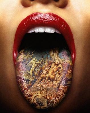 Tattoo On Tongue. tattoo piede. con un altro
